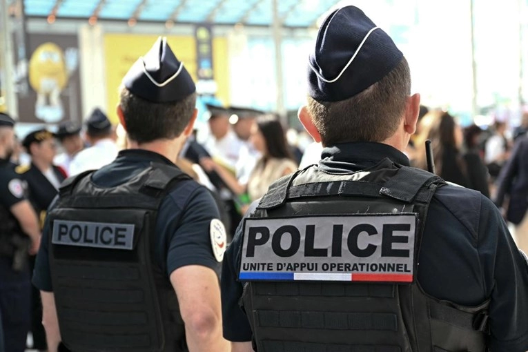 Francuska policija usmrtila Alžirca koji je zapalio sinagogu u Ruanu
